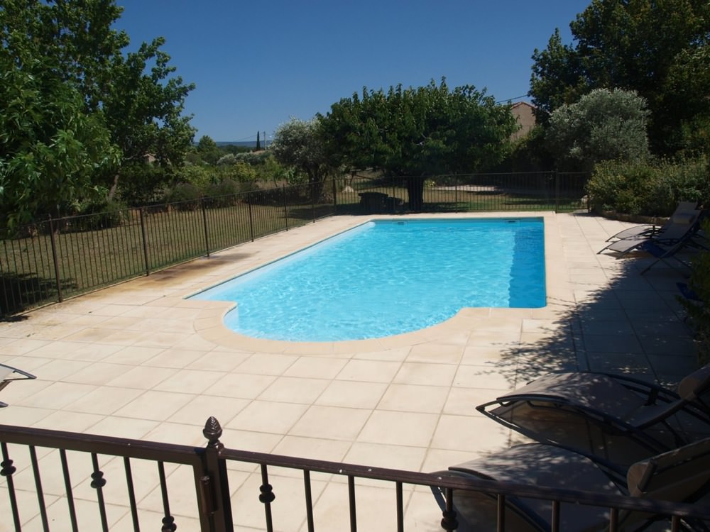 http://www.masgabriel.com/gite-luberon-provence/wp-content/uploads/2014/02/piscine_1000.jpg